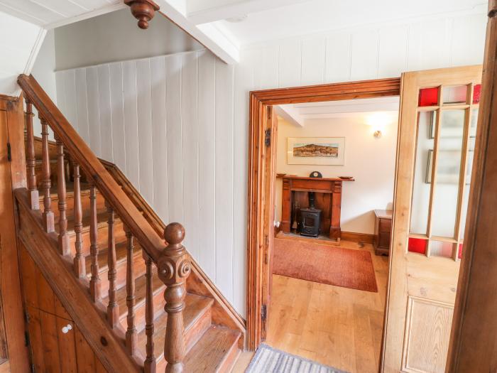 Gartavon, Newport, Pembrokeshire. Pet-friendly. Woodburning stove. Lawned garden. Close to amenities