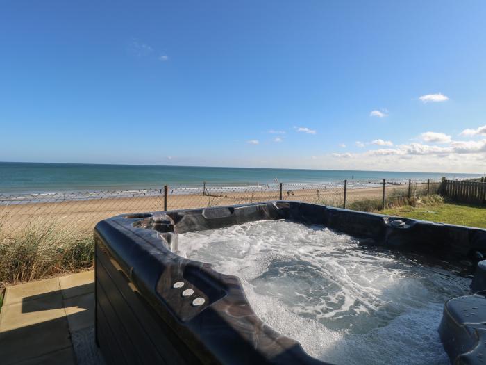 Beach Haven, Happisburgh, Norfolk, East Anglia. Close to amenities and a beach. Pet-friendly. Games.