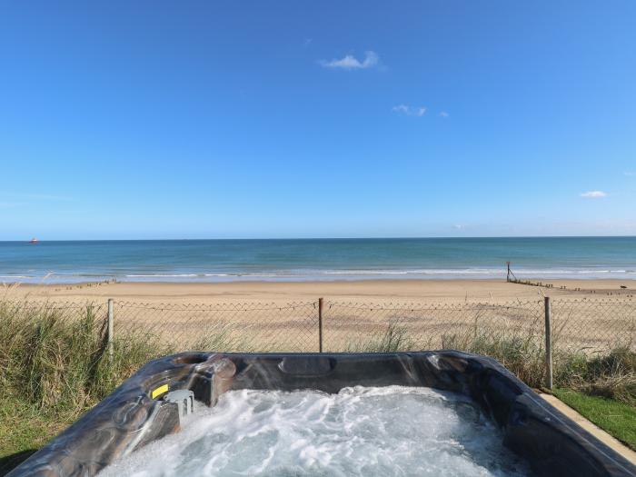 Beach Haven, Happisburgh, Norfolk, East Anglia. Close to amenities and a beach. Pet-friendly. Games.