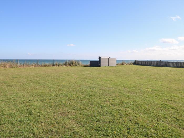 Beach Haven, Happisburgh, Norfolk, East Anglia. Close to amenities and a beach. Pet-friendly. Games.