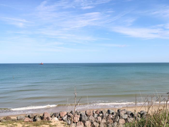 Beach Haven, Happisburgh, Norfolk, East Anglia. Close to amenities and a beach. Pet-friendly. Games.