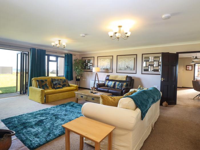 Beach Haven, Happisburgh, Norfolk, East Anglia. Close to amenities and a beach. Pet-friendly. Games.