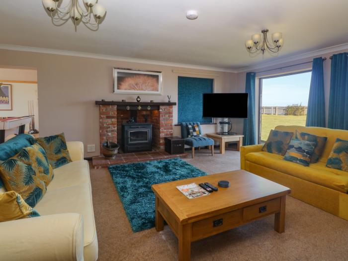 Beach Haven, Happisburgh, Norfolk, East Anglia. Close to amenities and a beach. Pet-friendly. Games.