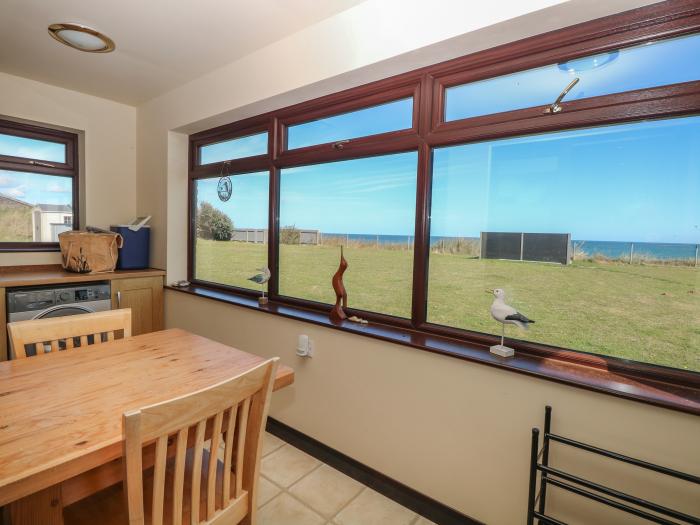 Beach Haven, Happisburgh, Norfolk, East Anglia. Close to amenities and a beach. Pet-friendly. Games.