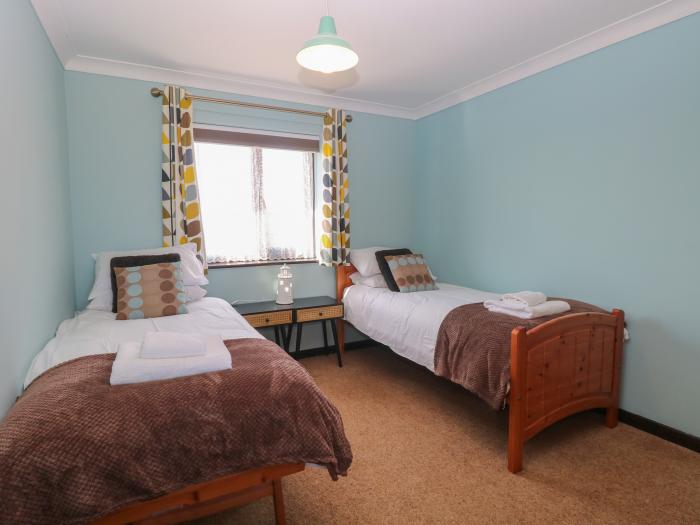 Beach Haven, Happisburgh, Norfolk, East Anglia. Close to amenities and a beach. Pet-friendly. Games.