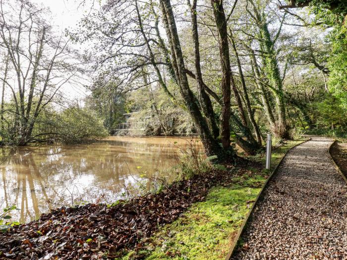 4 Millers Island, Lanreath, Cornwall. Single-storey lodge. Child-friendly. Lakeside setting. 2 beds.