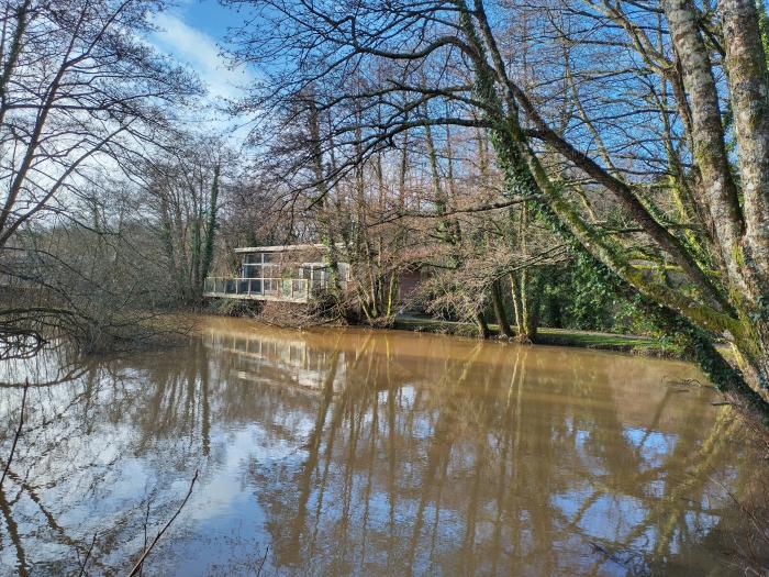 4 Millers Island, Lanreath, Cornwall. Single-storey lodge. Child-friendly. Lakeside setting. 2 beds.