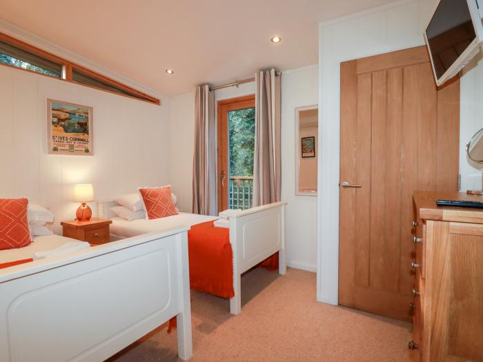 4 Millers Island, Lanreath, Cornwall. Single-storey lodge. Child-friendly. Lakeside setting. 2 beds.