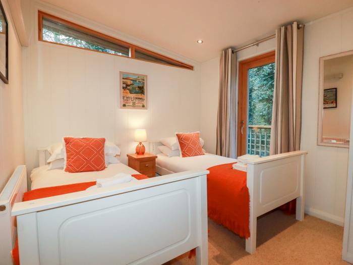 4 Millers Island, Lanreath, Cornwall. Single-storey lodge. Child-friendly. Lakeside setting. 2 beds.