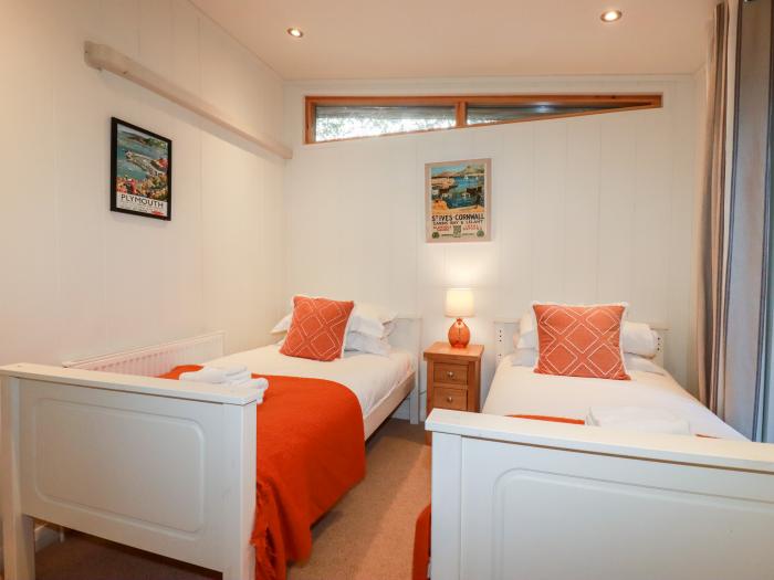 4 Millers Island, Lanreath, Cornwall. Single-storey lodge. Child-friendly. Lakeside setting. 2 beds.