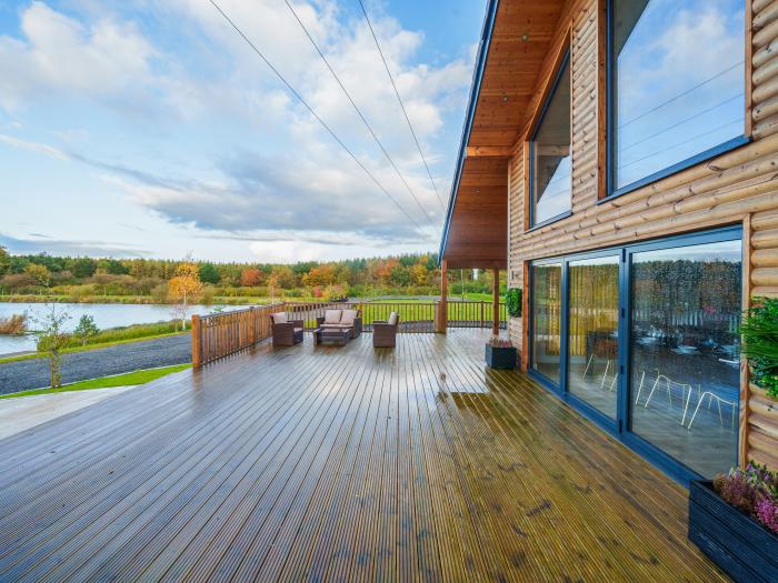 Micklemore Lakes and Lodges, single-storey holiday home in North Thoresby, Lincolnshire with hot tub