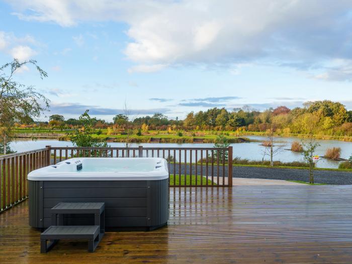 Micklemore Lakes and Lodges, single-storey holiday home in North Thoresby, Lincolnshire with hot tub