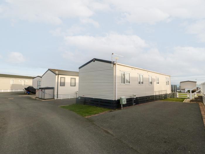 Seafront Holiday Home 1, Pwllheli. Three-bedroom lodge, enjoying sea views. Near amenities and beach