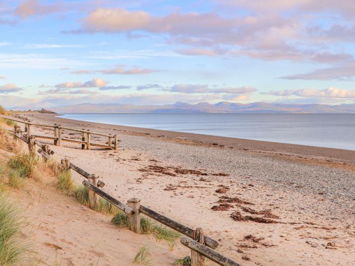 Seafront Holiday Home 1, Pwllheli. Three-bedroom lodge, enjoying sea views. Near amenities and beach