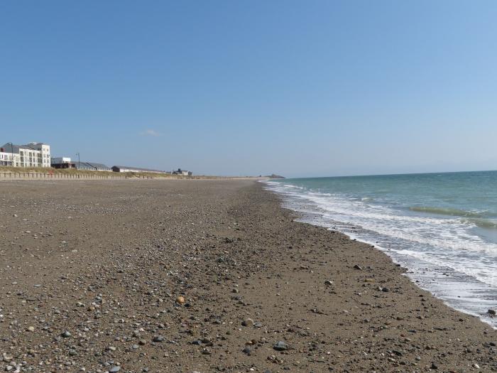 Seafront Holiday Home 1, Pwllheli. Three-bedroom lodge, enjoying sea views. Near amenities and beach