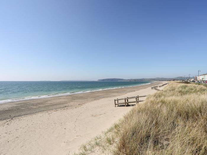 Seafront Holiday Home 1, Pwllheli. Three-bedroom lodge, enjoying sea views. Near amenities and beach