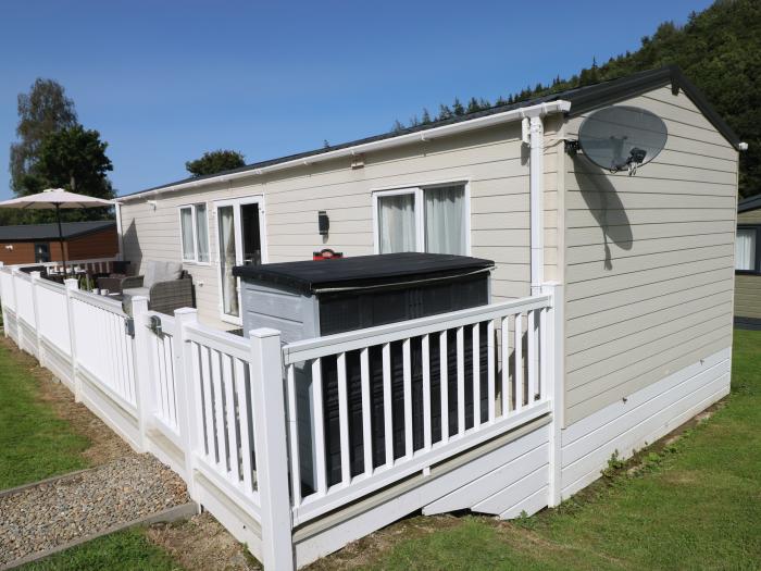 20 Woodpecker Lodge, Llanarth, Ceredigion. Single-storey lodge with open-plan living space. Smart TV