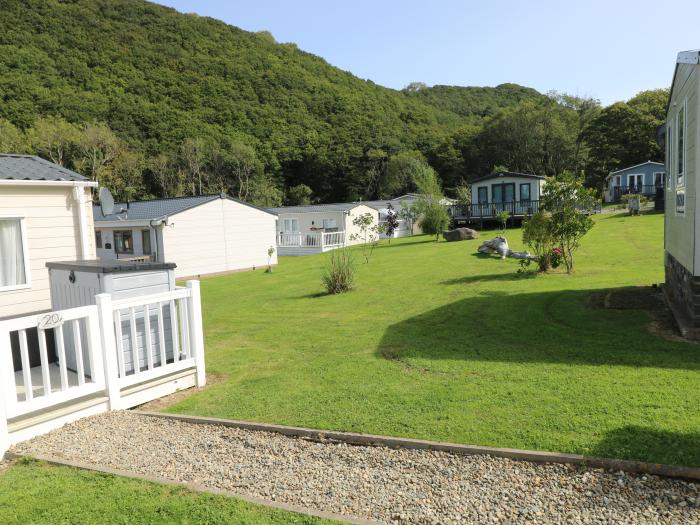 20 Woodpecker Lodge, Llanarth, Ceredigion. Single-storey lodge with open-plan living space. Smart TV