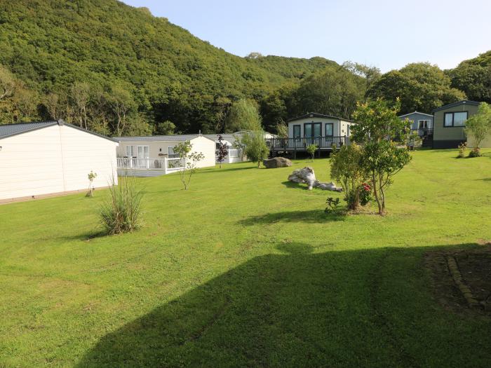 20 Woodpecker Lodge, Llanarth, Ceredigion. Single-storey lodge with open-plan living space. Smart TV