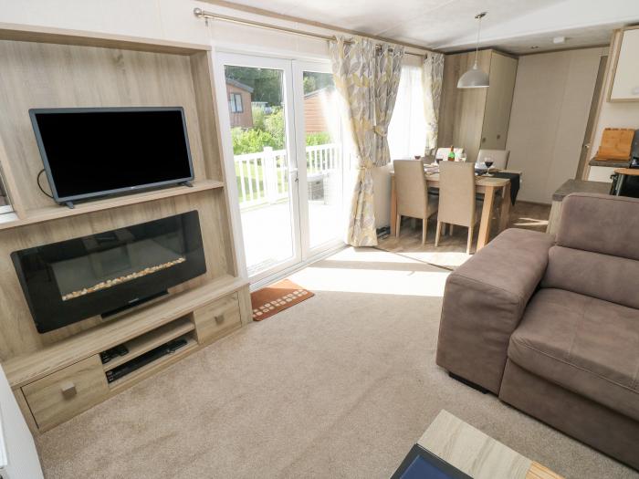 20 Woodpecker Lodge, Llanarth, Ceredigion. Single-storey lodge with open-plan living space. Smart TV