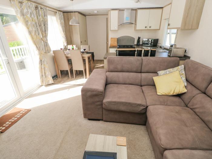 20 Woodpecker Lodge, Llanarth, Ceredigion. Single-storey lodge with open-plan living space. Smart TV