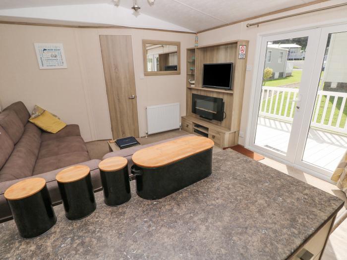 20 Woodpecker Lodge, Llanarth, Ceredigion. Single-storey lodge with open-plan living space. Smart TV