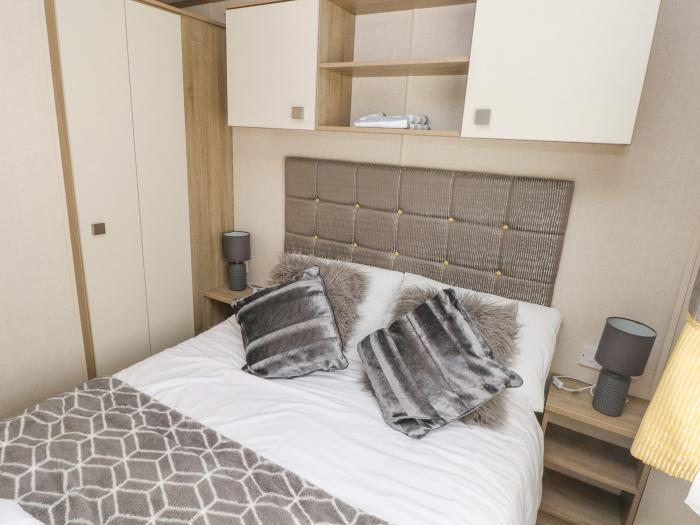 20 Woodpecker Lodge, Llanarth, Ceredigion. Single-storey lodge with open-plan living space. Smart TV