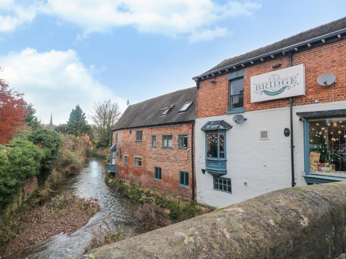 Dovedale, Ashbourne, Derbyshire. Near Peak District National Park. Dog-friendly. Close to amenities.