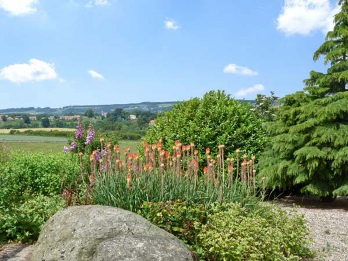 Willow Cottage nr Eppleby, Durham. Two-bedroom cottage with enclosed garden. Pet-friendly. Near AONB