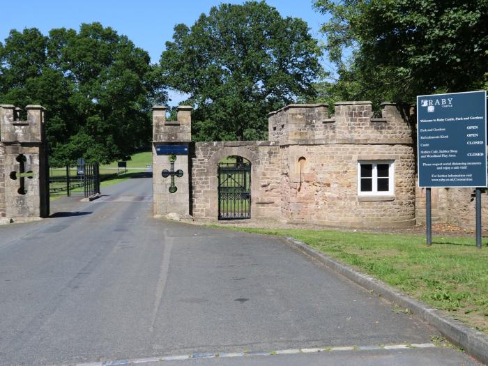 The Stang Hideaway, Eppleby, Durham. One-bedroom lodge, ideal for couples. Pet-friendly. Rural views