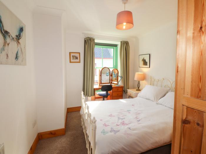 Yr Hen Bopty, Newport, Pembrokeshire, Sir Benfro. Apartment. Close to shop, pub, beach. Coastal. TV.