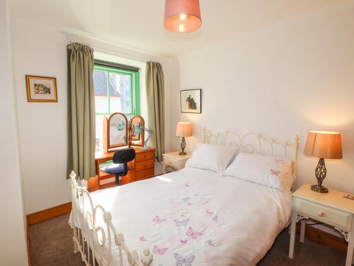 Yr Hen Bopty, Newport, Pembrokeshire, Sir Benfro. Apartment. Close to shop, pub, beach. Coastal. TV.