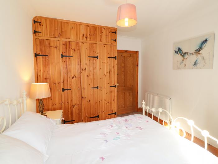 Yr Hen Bopty, Newport, Pembrokeshire, Sir Benfro. Apartment. Close to shop, pub, beach. Coastal. TV.