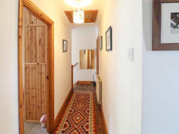 Yr Hen Bopty, Newport, Pembrokeshire, Sir Benfro. Apartment. Close to shop, pub, beach. Coastal. TV.