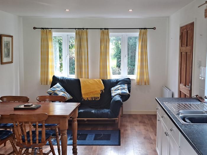 Hayway, South Brent, Devon. In Dartmoor National Park. Off-road parking. Pet-friendly. TV. WiFi. Hob