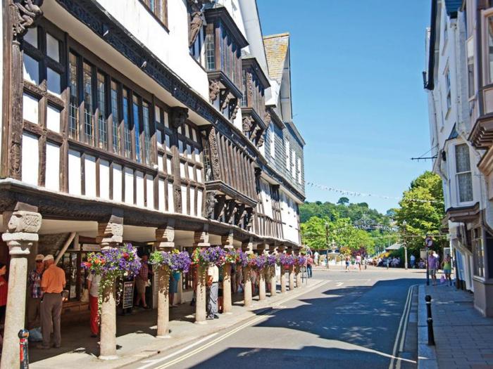 Harbourside, is in Dartmouth, Devon. First-floor apartment with sea views. Near amenities and beach.