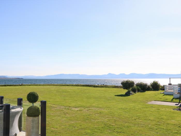 Seafront Holiday Home 2   in Pwllheli Sea & mountain views. Close to amenities. Off-road parking