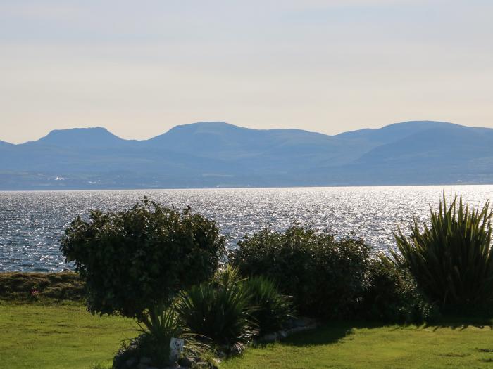 Seafront Holiday Home 2   in Pwllheli Sea & mountain views. Close to amenities. Off-road parking