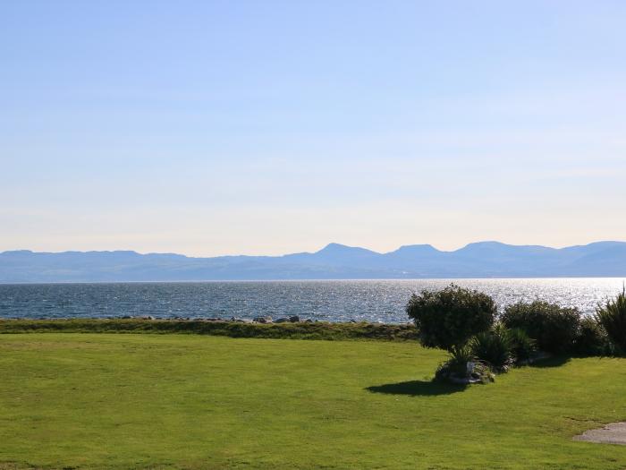 Seafront Holiday Home 2   in Pwllheli Sea & mountain views. Close to amenities. Off-road parking