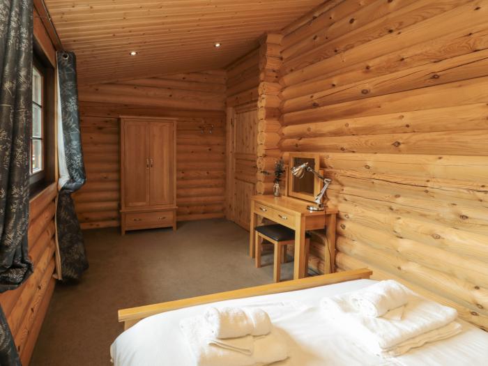 Log Cabin near to Felton, Northumberland. Single-storey. Hot tub. Pet-friendly. Rural location. WiFi