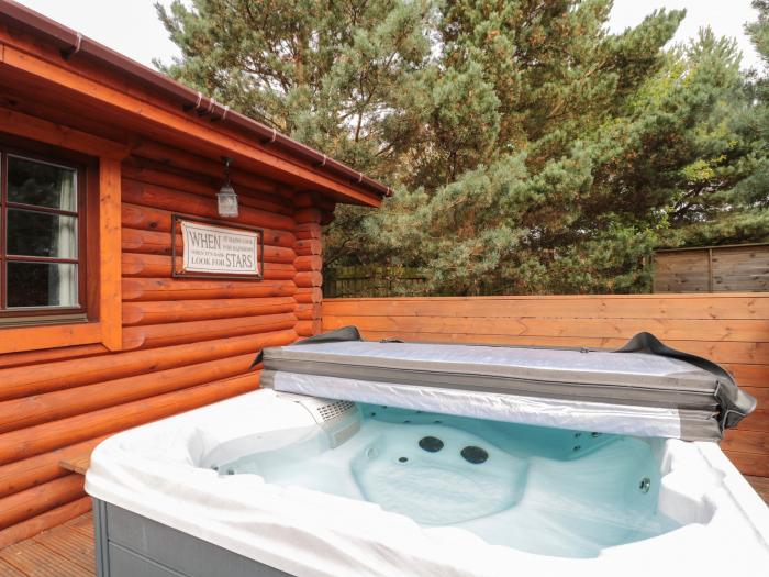 Log Cabin near to Felton, Northumberland. Single-storey. Hot tub. Pet-friendly. Rural location. WiFi