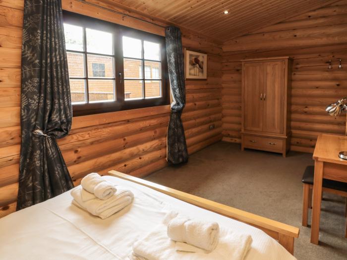 Log Cabin near to Felton, Northumberland. Single-storey. Hot tub. Pet-friendly. Rural location. WiFi