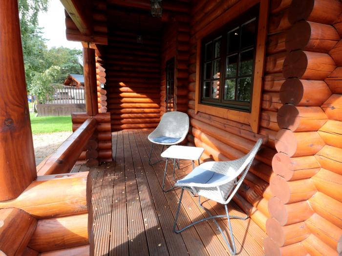 Log Cabin near to Felton, Northumberland. Single-storey. Hot tub. Pet-friendly. Rural location. WiFi