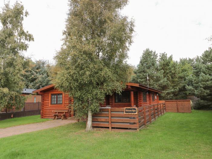 Log Cabin near to Felton, Northumberland. Single-storey. Hot tub. Pet-friendly. Rural location. WiFi