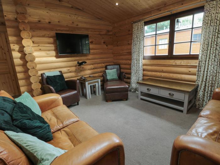 Log Cabin near to Felton, Northumberland. Single-storey. Hot tub. Pet-friendly. Rural location. WiFi