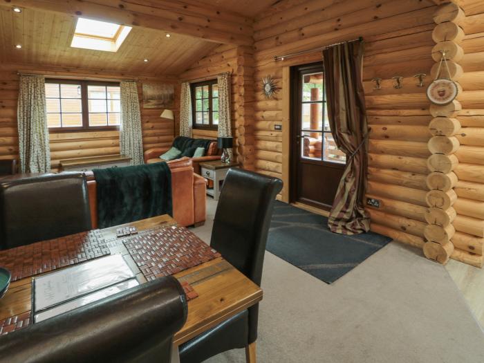 Log Cabin near to Felton, Northumberland. Single-storey. Hot tub. Pet-friendly. Rural location. WiFi