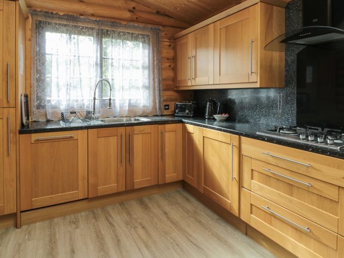 Log Cabin near to Felton, Northumberland. Single-storey. Hot tub. Pet-friendly. Rural location. WiFi