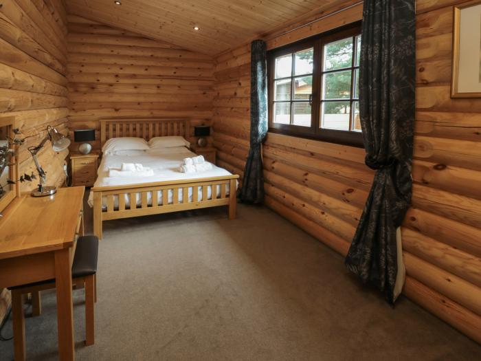 Log Cabin near to Felton, Northumberland. Single-storey. Hot tub. Pet-friendly. Rural location. WiFi