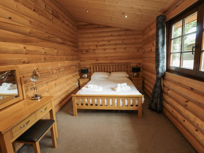 Log Cabin near to Felton, Northumberland. Single-storey. Hot tub. Pet-friendly. Rural location. WiFi