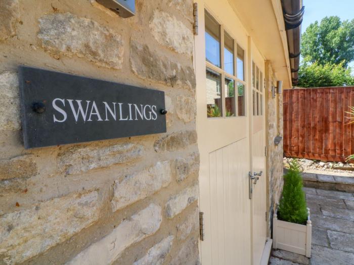 Swanlings, Burford, Oxfordshire. In the Cotswolds AONB. Close to amenities and a river. Ground-floor